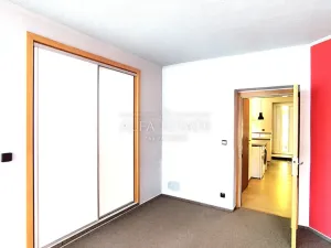 Pronájem bytu 1+1, Dalovice, Pod Parkem, 40 m2