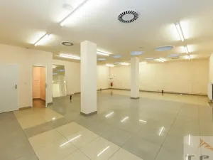 Prodej obchodního prostoru, Karlovy Vary, Divadelní náměstí, 100 m2