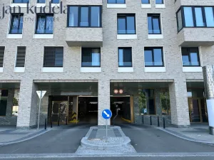 Pronájem garážového stání, Brno, Fuchsova, 13 m2