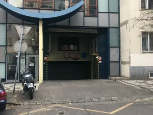 Pronájem garážového stání, Praha - Vinohrady, Hradecká, 12 m2