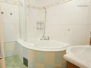 Pronájem bytu 2+1, Kralupy nad Vltavou - Lobeček, nám. Mládežníků, 53 m2