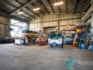 Prodej výrobních prostor, Milovice, 2255 m2