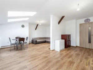 Prodej bytu 3+kk, Studená, nám. Sv. J. Nepomuckého, 117 m2