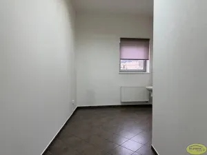 Pronájem obchodního prostoru, Kroměříž, Komenského náměstí, 12 m2