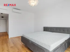 Pronájem bytu 2+kk, Praha - Karlín, Křižíkova, 79 m2