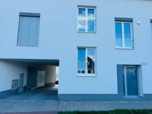 Pronájem garážového stání, Brno - Černovice, Faměrovo náměstí, 13 m2