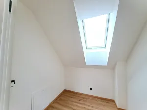Prodej bytu 4+kk, Stochov, náměstí u dubu, 96 m2