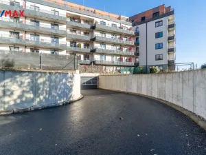 Pronájem garážového stání, Praha - Letňany, Miroslava Hajna, 15 m2