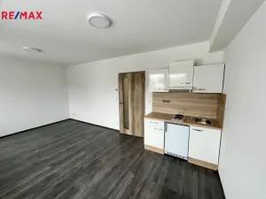 Pronájem bytu 1+kk, Zlín - Malenovice, Jarolímkovo náměstí, 27 m2