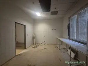 Pronájem obchodního prostoru, Praha - Libeň, náměstí Dr. Václava Holého, 300 m2