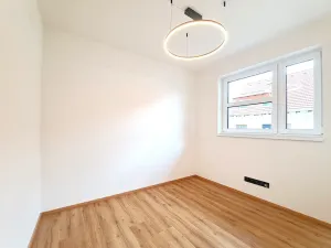 Prodej rodinného domu, Stochov, náměstí u dubu, 96 m2