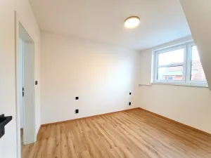 Prodej rodinného domu, Stochov, náměstí u dubu, 96 m2