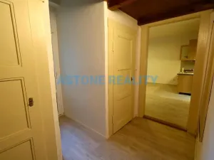 Pronájem bytu 1+kk, Praha - Nusle, Na Jezerce, 39 m2