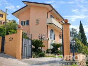 Pronájem vily, Massarosa, Itálie, Via Pisa, 200 m2