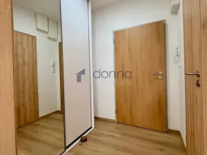 Pronájem bytu 1+kk, Praha, Mochovská, 30 m2