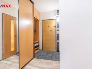 Pronájem bytu 2+kk, Praha - Petrovice, Lessnerova, 43 m2
