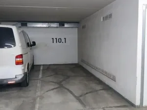 Pronájem garážového stání, Praha - Smíchov, Jindřicha Plachty, 15 m2