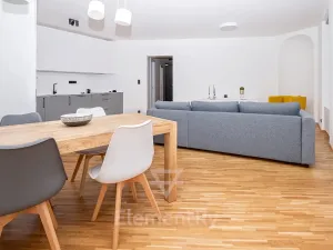 Pronájem bytu 2+kk, Hradec Králové, Komenského, 76 m2