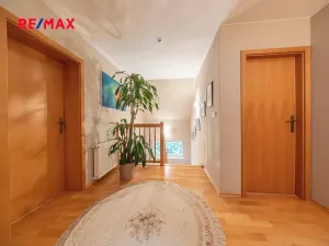 Prodej rodinného domu, Praha - Lochkov, V oudolku, 183 m2