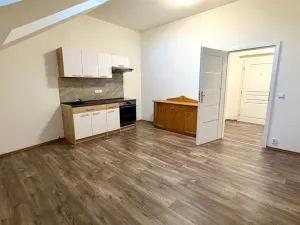 Pronájem bytu 1+kk, Cheb, náměstí Krále Jiřího z Poděbrad, 36 m2