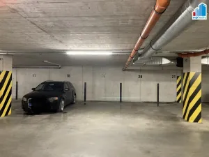 Pronájem garážového stání, Plzeň, Diamantová, 12 m2