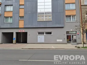Pronájem garážového stání, Praha - Vršovice, Petrohradská, 16 m2