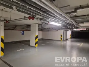 Pronájem garážového stání, Praha - Vršovice, Petrohradská, 16 m2