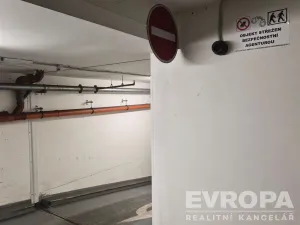 Pronájem garážového stání, Praha - Vršovice, Petrohradská, 16 m2