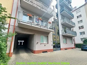 Pronájem garážového stání, Praha - Žižkov, Hartigova, 12 m2