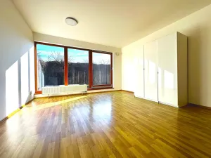 Pronájem bytu 2+kk, Praha - Holešovice, Varhulíkové, 53 m2