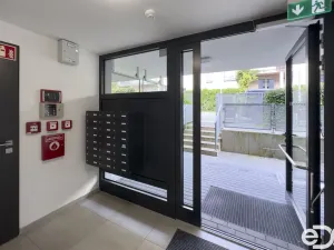 Prodej bytu 2+kk, Praha - Hrdlořezy, Mezilehlá, 65 m2