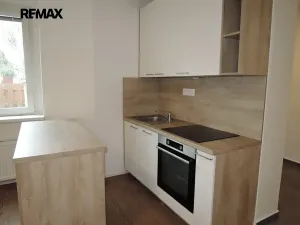Pronájem bytu 2+kk, Praha - Smíchov, U Malvazinky, 38 m2