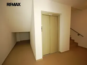 Pronájem bytu 1+kk, Velký Osek, U hřiště, 43 m2
