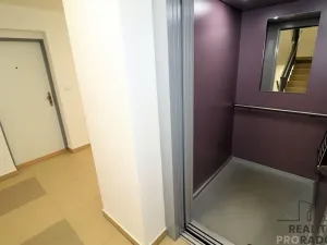 Pronájem garážového stání, Brno - Židenice, Vančurova, 4465 m2