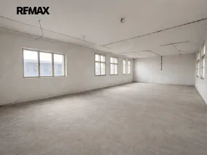 Pronájem obchodního prostoru, Praha - Horní Počernice, Komárovská, 66 m2