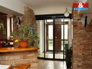 Pronájem restaurace, Holice, Smetanova, 233 m2