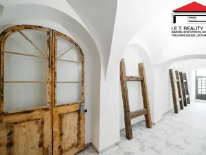 Prodej atypického bytu, Frýdek-Místek, Zámecké nám., 405 m2