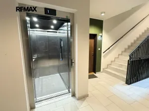 Pronájem bytu 2+kk, Praha - Štěrboholy, Kryšpínova, 63 m2