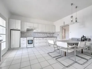 Prodej ordinace, Křižanov, Benešovo náměstí, 530 m2