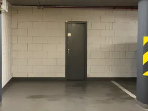 Pronájem garážového stání, Praha, Křižíkova, 16 m2