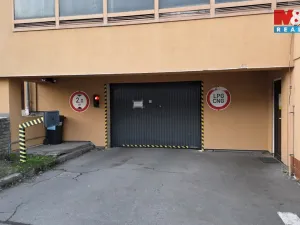 Pronájem garážového stání, Praha - Střížkov, Lovosická, 18 m2