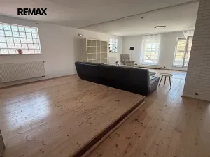 Pronájem atypického bytu, Kladno, Nezamyslova, 137 m2