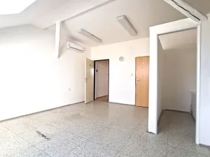 Pronájem kanceláře, Benešov, Masarykovo náměstí, 58 m2