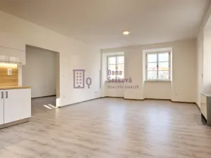 Pronájem bytu 2+kk, Jindřichův Hradec - Jindřichův Hradec I, nám. Míru, 72 m2