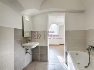 Pronájem bytu 2+kk, Jindřichův Hradec - Jindřichův Hradec I, nám. Míru, 72 m2