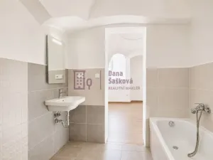 Pronájem bytu 2+kk, Jindřichův Hradec - Jindřichův Hradec I, nám. Míru, 72 m2