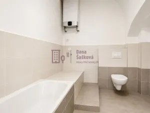Pronájem bytu 2+kk, Jindřichův Hradec - Jindřichův Hradec I, nám. Míru, 72 m2