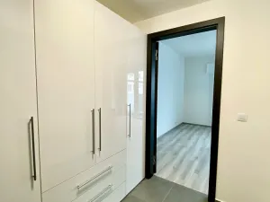 Pronájem bytu 1+kk, Praha - Holešovice, Na Maninách, 33 m2