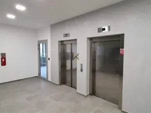 Pronájem kanceláře, Praha - Vysočany, Poděbradská, 416 m2