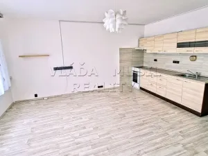 Pronájem bytu 2+kk, Praha - Kamýk, Zárubova, 42 m2